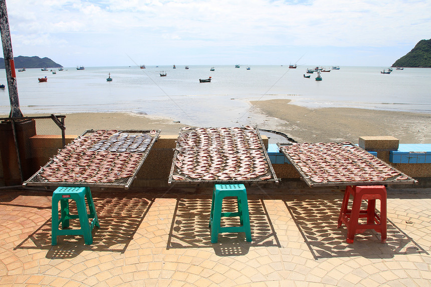 泰国PrachuapKhiriKhan海滩摊位上的干鱼图片