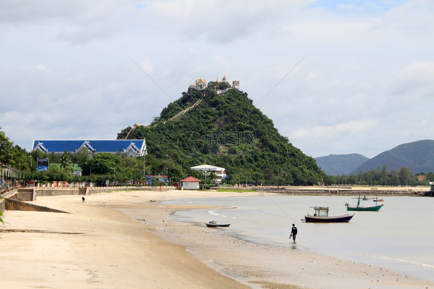在泰国PrachuapKhiriKhan的海滩上图片