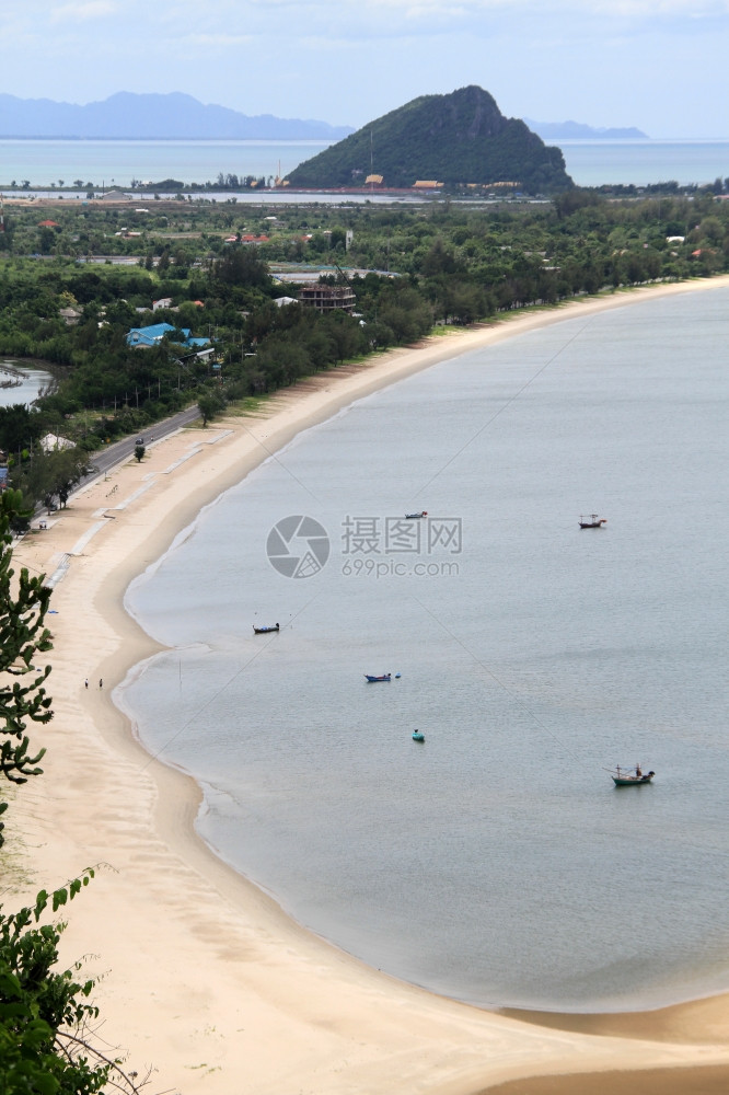 从岩石上看在海湾沙滩上PrachuapKhiriKhan泰国图片