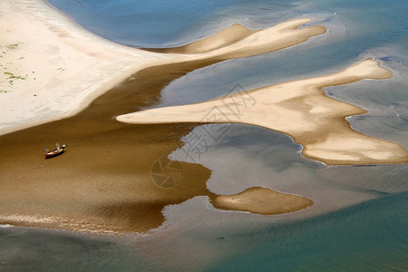 泰国沙海岸滩上的船图片