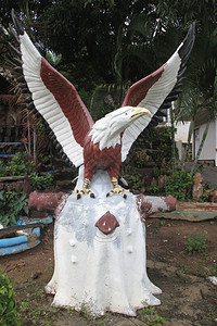 泰国佛教修道院花园鹰雕像图片