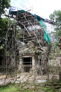 恢复柬埔寨吴哥尔瓦特附近的旧石门图片