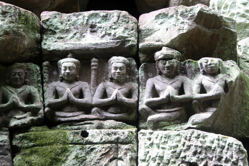柬埔寨吴哥瓦Angkorwat的TaProm寺庙墙上有许多雕像图片