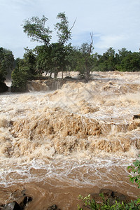 缴水费KhonePhaPheng水费和老挝的雨季背景