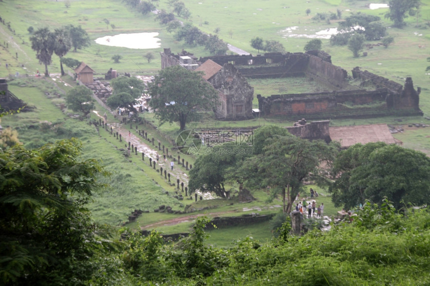 从老挝WatPhu寺庙的山丘上查看图片