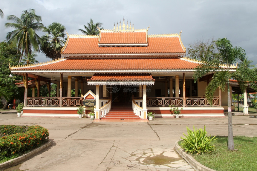 老挝万象修道院棕榈树和佛教寺庙图片