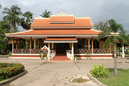 老挝万象修道院棕榈树和佛教寺庙图片