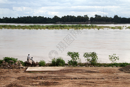 两个男孩在老挝Vientian的湄公河岸上图片