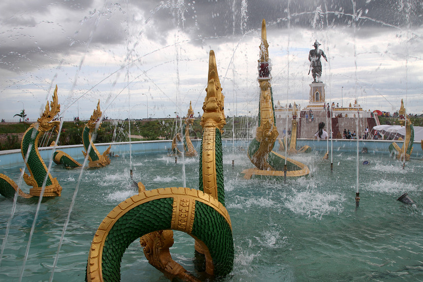 老挝Vientian的湄公河附近园中喷泉图片