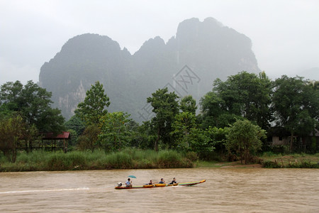 老挝VangVieng河山上的船图片