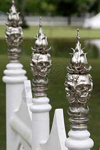 泰国清莱附近的白庙荣坤栅栏上银头骨图片
