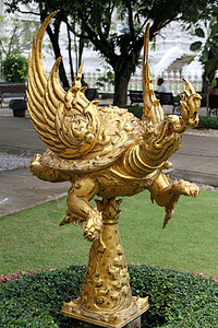 泰国清莱附近白色寺庙RongKhiun附近的金龙雕像图片