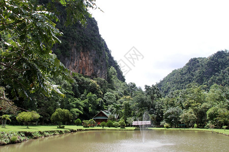泰国北角山附近有喷泉的Lske图片