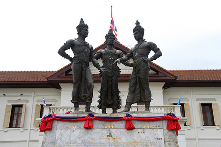 在泰国清迈广场的王雕像图片