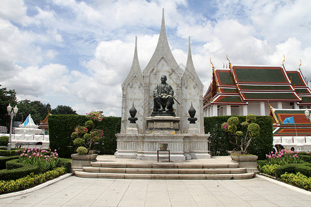 泰国曼谷RatchadamnoenKlanang大道上的拉马三世国王图片