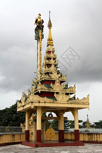 缅甸仰光NeVin塔附近的缅甸寺庙图片