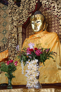缅甸仰光ShwaDagonPaya的金佛和神庙图片