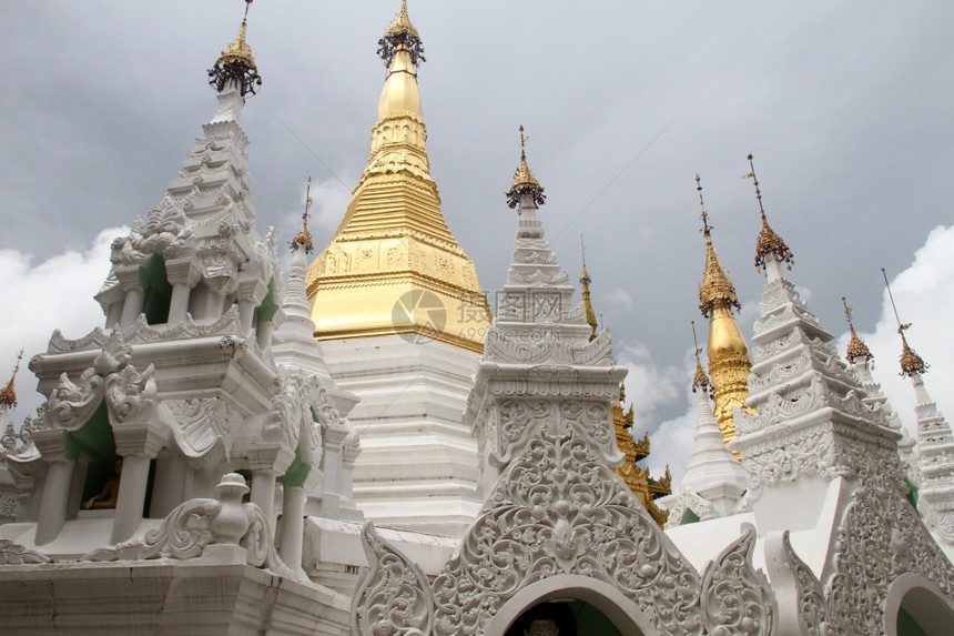缅甸仰光瑞达贡帕亚有很多佛塔图片