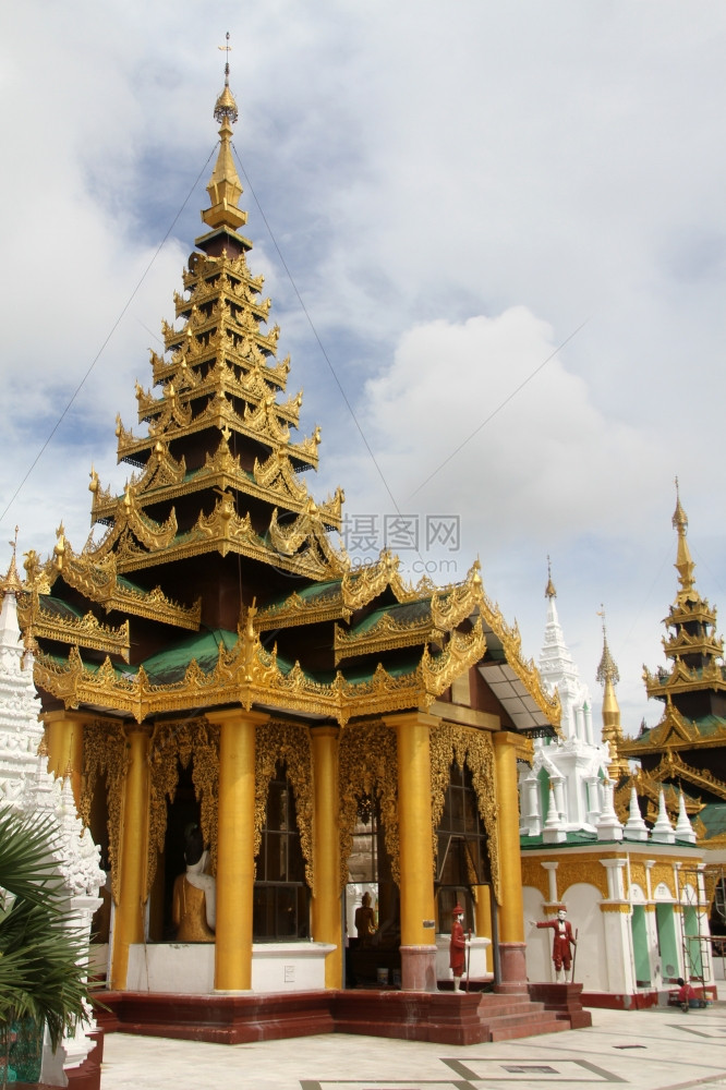 缅甸仰光ShweDagonPaya塔附近的金殿图片