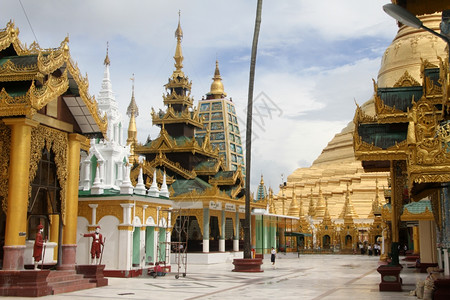 前往缅甸仰光ShweDagon塔寺的庙图片