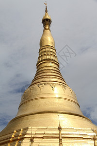 缅甸仰光金色的瑞大金塔和乌云图片