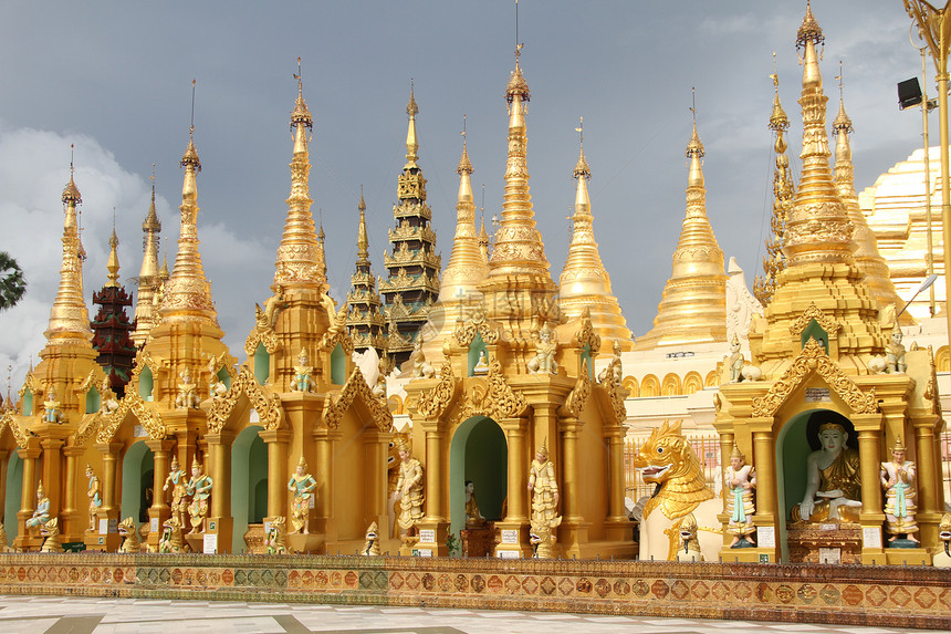 缅甸仰光ShweDagon塔附近的金制图片