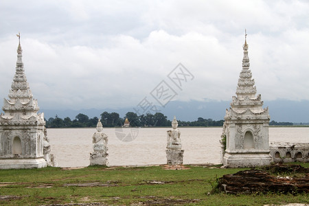 缅甸Mingun河岸上的老白条纹图片