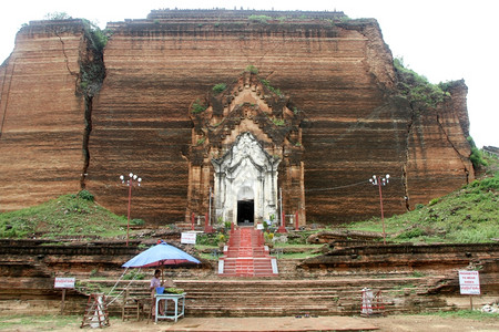缅甸明贡的老砖佛教圣寺图片