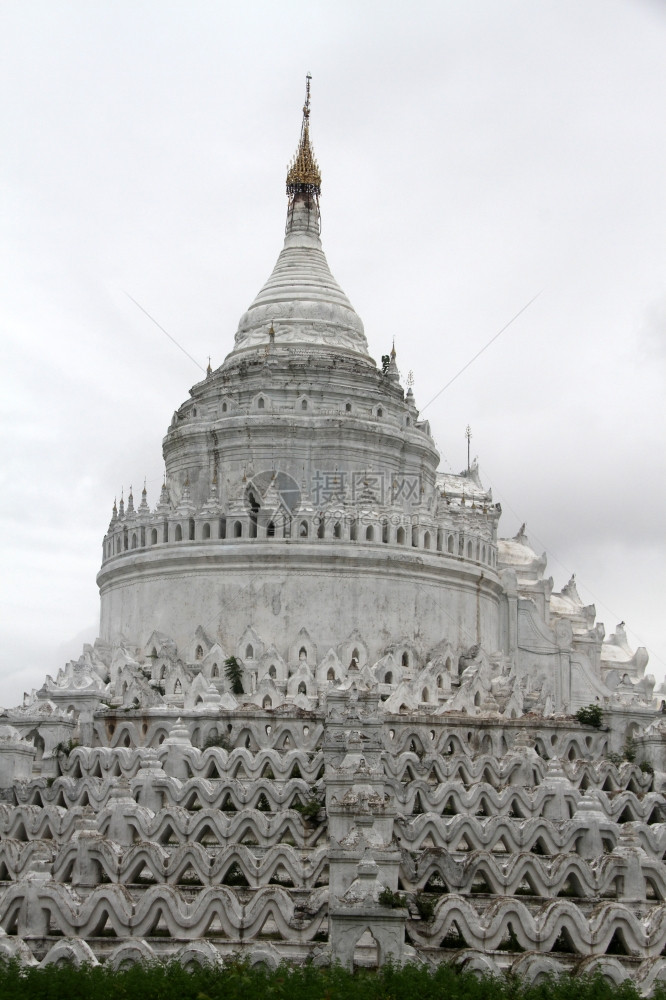 缅甸曼德勒附近明根市的白寺和砖头图片