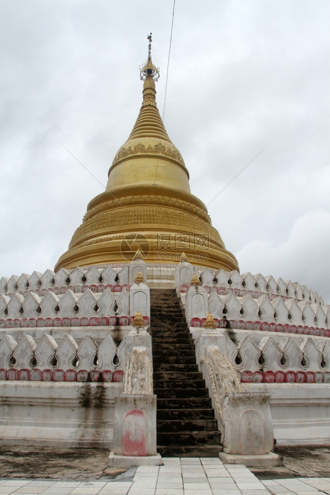 缅甸曼德勒Mingun的金色Stupa图片