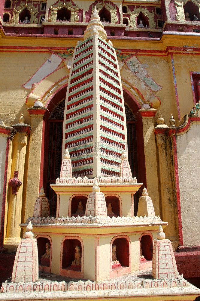 缅甸莫尼瓦莫尼因寺墙附近的佛塔图片