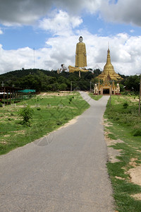 中南路缅甸莫尼瓦MohnyinThambuddheiPaya附近的tj路金佛和佛塔背景