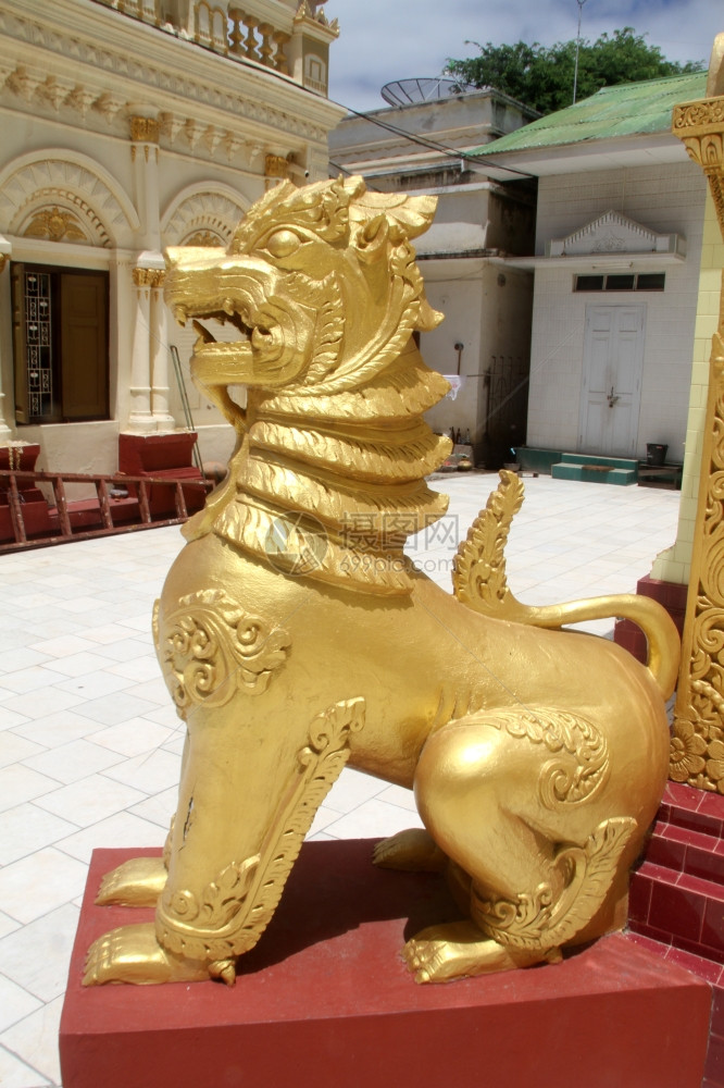 缅甸莫尼瓦帕亚佛塔附近的金狮图片