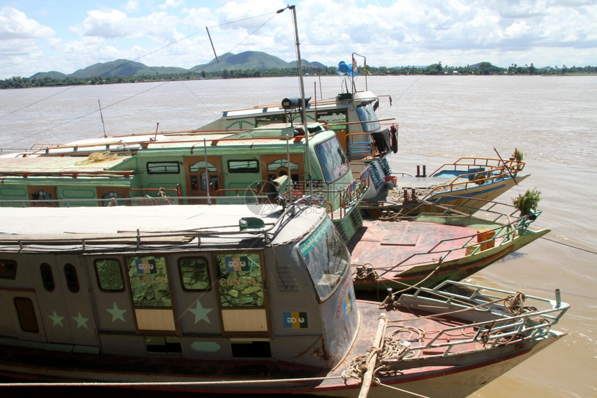 缅甸Moniwa码头附近的渡船图片