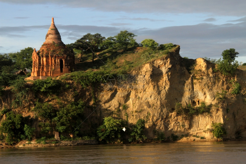 缅甸巴甘河岸上的BrickStupa图片