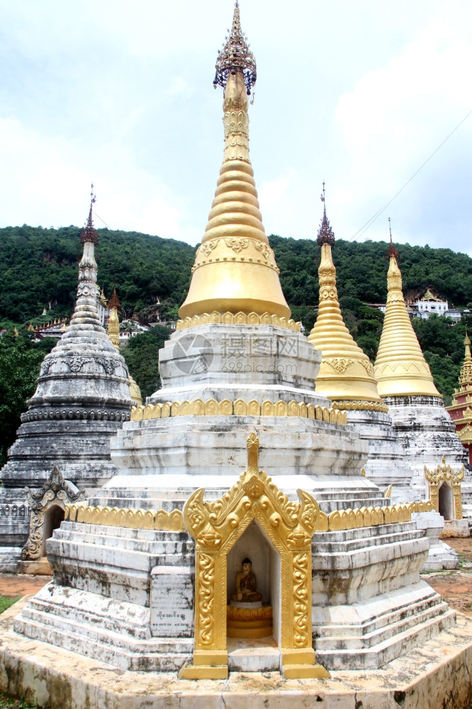 缅甸Pindaya自然洞穴入口附近的Stupas图片