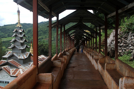 缅甸Pindaya山自然洞穴坡上的楼梯图片