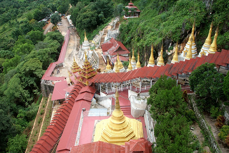 缅甸Pindaya山自然洞穴坡上的楼梯图片