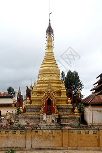 缅甸掸邦平达亚修道院的金色石膏图片