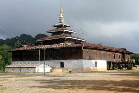 缅甸内尔湖附近村的Woodenbududdmoddist修道院图片