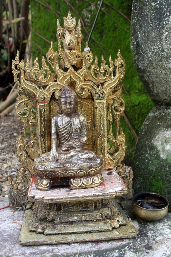 缅甸仰光佛教修道院大树下的小雕像Buddha缅甸仰光图片