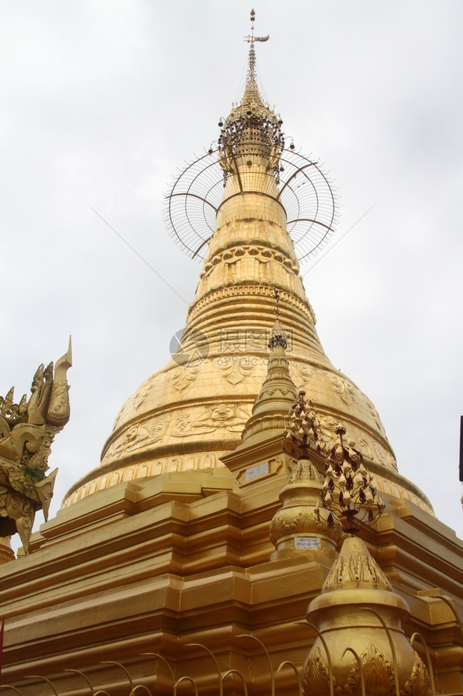 缅甸仰光佛教修道院图片
