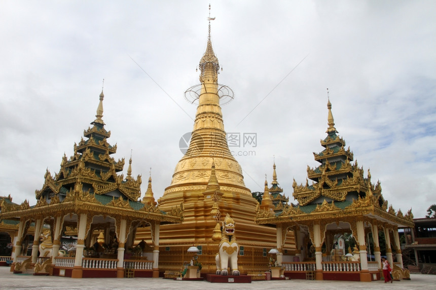 在缅甸仰光与寺庙共建金色圣殿图片