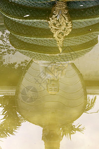 在缅甸仰光喷泉水中反射布丁达和蛇体缅甸仰光图片