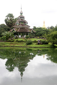 位于缅甸仰光公园的Isels和公园上的木塔缅甸仰光图片