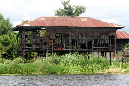 缅甸内尔湖河运木屋图片