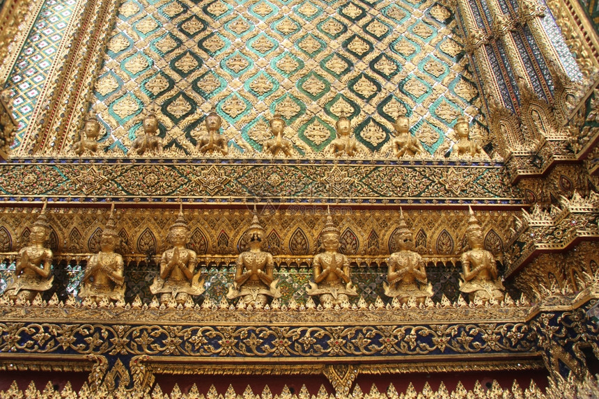 泰国曼谷大宫殿庙墙上的雕像图片