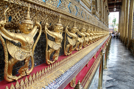 泰国曼谷大宫殿附近庙墙上的神灵图片