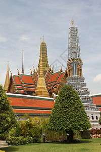 泰国曼谷大宫殿的斯塔帕和寺庙屋顶图片