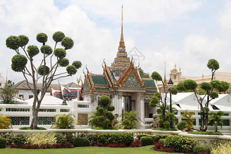 在泰国曼谷大宫殿中带有寺庙的广场图片